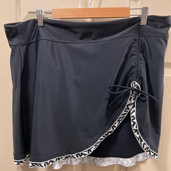 *** SOLD *** 
Beautiful 2-Piece Black & White Plus Size Swimsuit - Picture 3 of 5